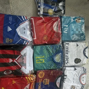 Manchester United Final Moscow 2008 tröja - Röd Manchester United fotbollströja med klubbmärke och texten 'Final Moscow 2008' tryckt på bröstet. Klassisk design med vita detaljer och rund hals. Perfekt för dig som älskar fotbollshistoria och vill sticka ut på läktaren. Och en kostar 250kr  och det ä alla storlekar 