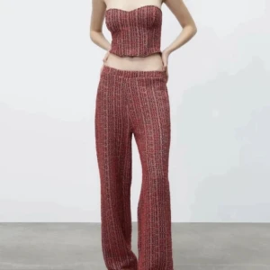 Mönstrade byxor - Säljer dessa coola byxor ifrån zara! Bra skick, då dom tyvärr inte kommit till så mycket användning :/ går ner till marken för mig som är 168 cm lång ❣️❣️ passar Xs - S (jag är vanligtvis en S & 36 i byxor)