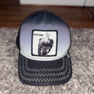 Svart och grå keps Goorin Bros Vulture - Snygg keps från Goorin bros och den är one size, helt ny och i jätte bra skick. Kontakta om du vill diskutera pris 