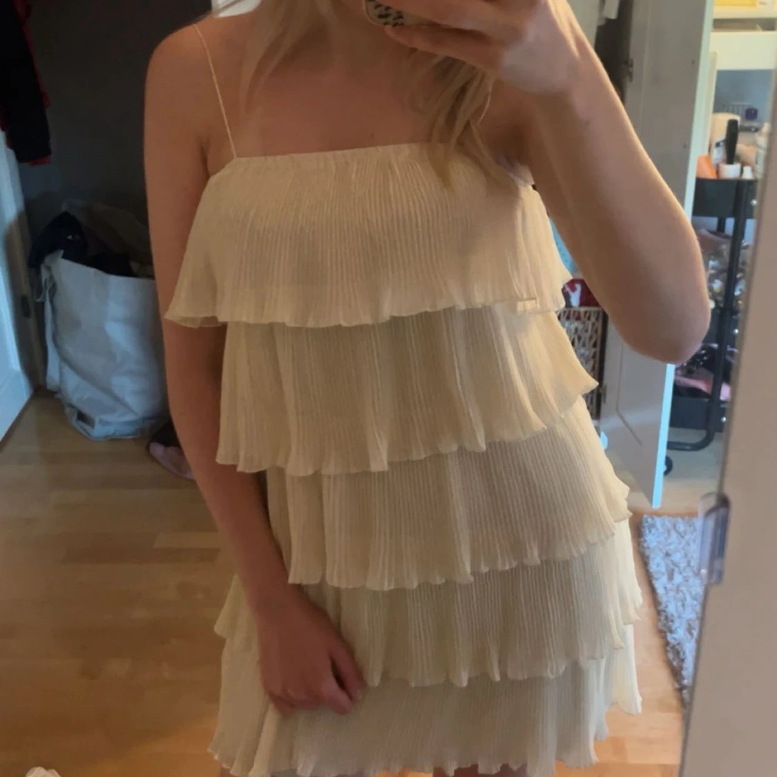 Champagnefärgad volangklänning - 1