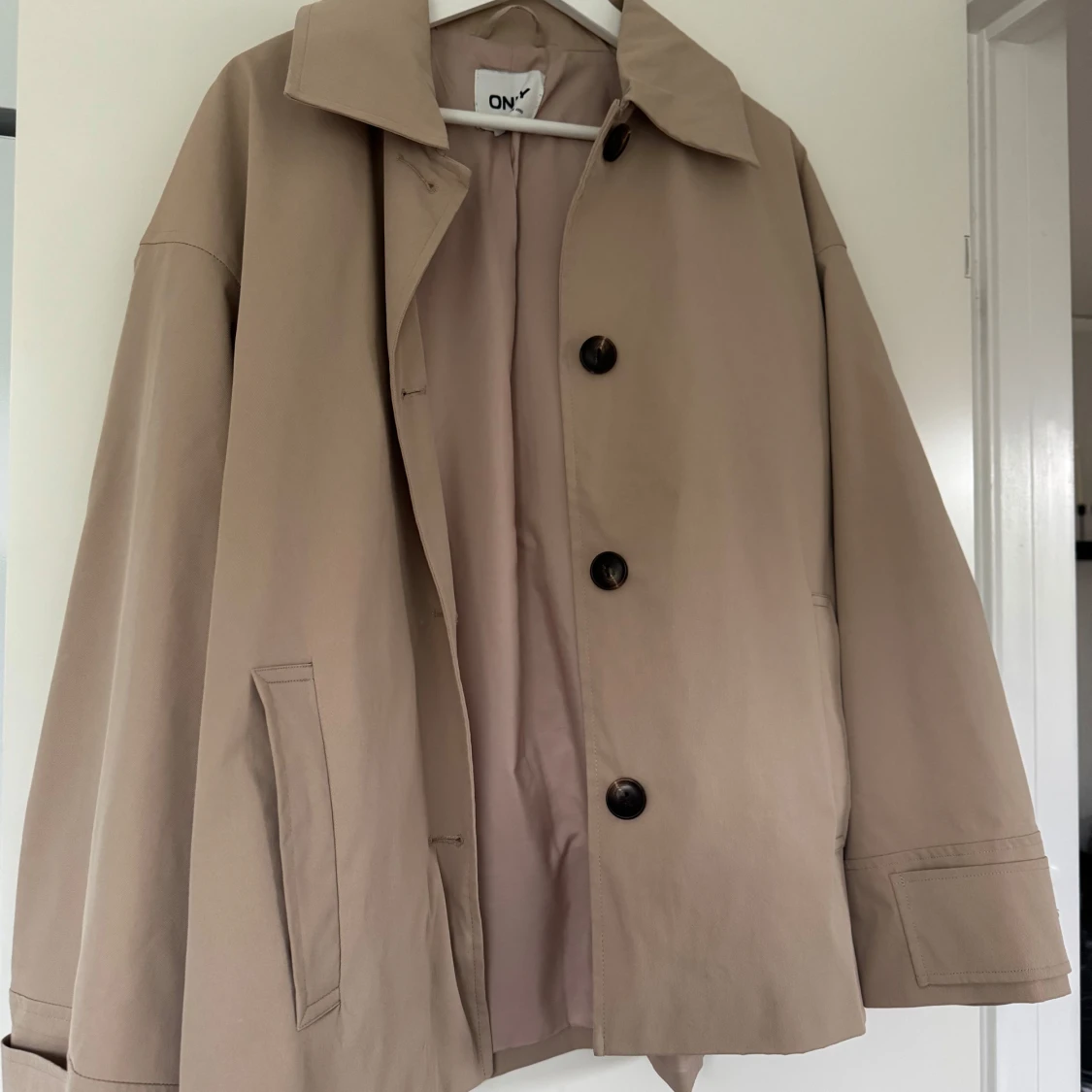 Beige rock från ONLY i storlek L