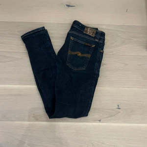 Nudie jeans  - -Nudie Jeans i bra skick,Skinnt lin modell.Storlek 28/32 pris ej hugget i sten!