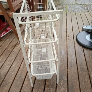 Förvarings ställning med lådor - Fin förvarings ställning med lådor vit och hämtas hos säljaren .