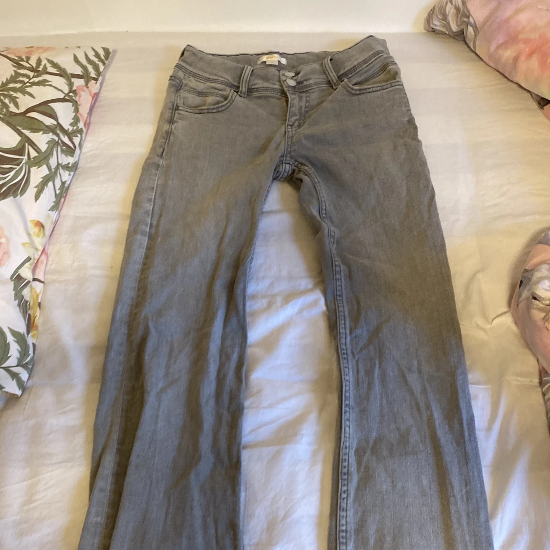 Grå jeans med stjärndetalj Gina Tricot