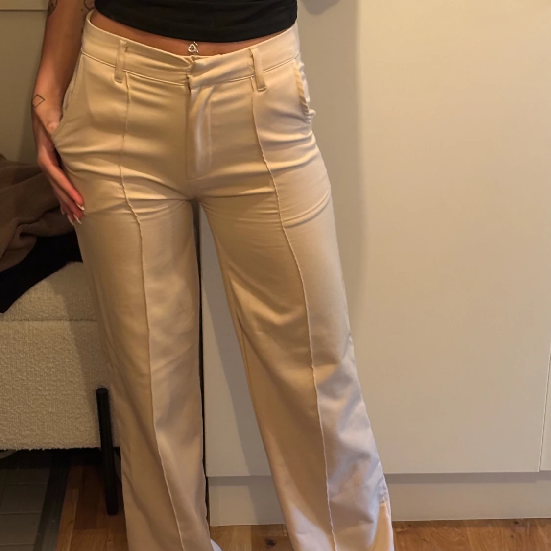 Beiga wide kostymbyxor med pressveck