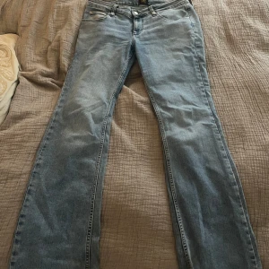 Ljusblå bootcut jeans från Lee - Intressekol på ett  par low waist Bootcut jeans från Lee. Inga täcken på användning förutom lite smutsiga längst ner vid byxkanten (se sista bilden). Ny pris är 1099kr. Hör av er vid frågor!!🩷