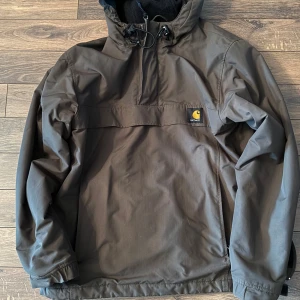 Mörkgrön Anorak från Carhartt | strl S - Mörkgrön Anork (vind/regnjacka) från Carhartt i strl S. Bra skick, lite hårig på insidan. 