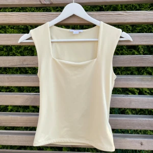 Gul topp från Gina Young - Säljer denna gula toppen från Gina young. Använd fåtal gånger. Superfint skick, inga defekter, hål eller liknande! Storlek 158/164, motsvarar ungefär Xs! 💞