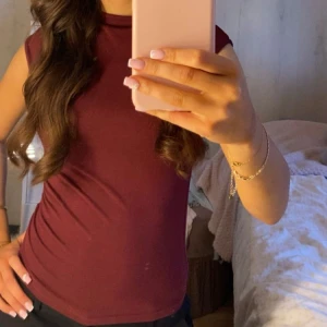 Topp - Vinröd topp med lite krage. Fint skick i storlek xs