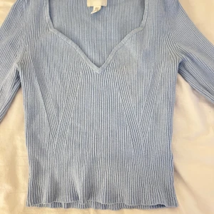 Ljusblå ribbad tröja från H&M - Supersnygg ljusblå ribbad tröja från H&M med v-ringning och lång ärm. Tröjan är i stolen Xs men skulle även passa en S. Pris kan alltid diskuteras 🫶🏼