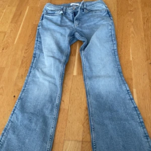 Low waist bootcut jeans  - Från gina tricot, typ helt nya har använt 1 gång för att testa 🩷.