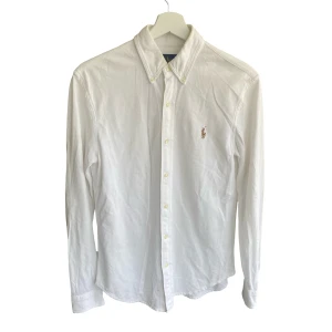 Ralph lauren skjorta - Säljer denna rikigt feta Ralph lauren featherweight skjortan!⭐️Storlek S passar S!🤝Skick : 9/10!🙌Hör gärna av er om ni har funderingar!👍