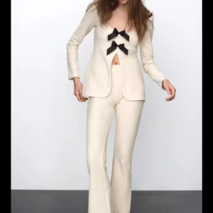 NYTT ZARA SETT - Helt nytt Zara sätt som aldrig är användt med prislapp kvar!!! Endast provad, säljer för att jag känner att de inte riktigt var min stil då de även satt bra.  Båda byxorna och tröjan är i storlek S! Byxorna finns att köpa på Zara men inte toppen längre🤍🤍🤍🤍