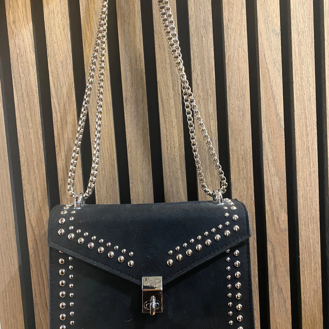 Svart mocka kuvertväska med nitar - 1