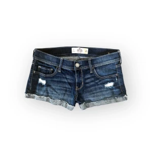 Lowrise Hollister shorts - Selling lowrise jeans shorts from Hollister, size 28( fits an S in my opinion) Measurements: waist across: 37cm and total length: 22cm. Feel free to reach out if you have any questions about other measurements or details!💞