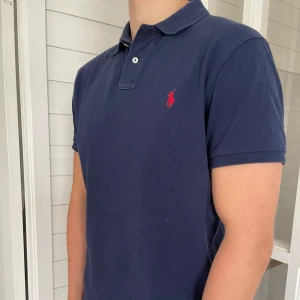 Ralph lauren pike - Säljer denna snygga Ralph lauren pike som är i mycket bra skick, storlek L modell slim fit, hör gärna av dig vid frågor!