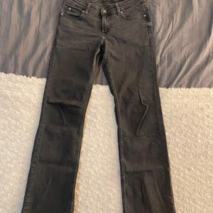 Lågmidjade Lee jeans  - Superbra skick och sann i storlek (W27 L33) Passar i längden på mig som är 173cm. Nypris 1200kr