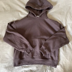 Hoodie  - Säljer min nästan helt oanvända max använd 4-5 gånger! 💓 Den är i mycketbra skick. Skriv om ni har frågor eller vill ha fler bilder. 💓💓