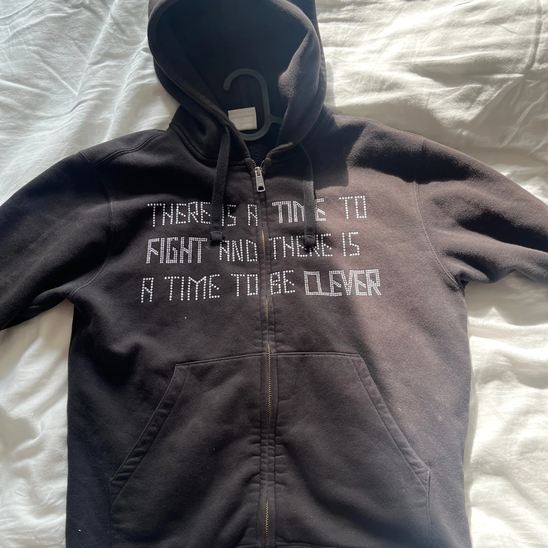 Svart hoodie med text och dragkedja - 1