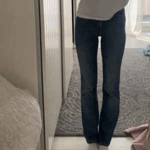 Blå raka jeans från Bik Bok  - Snygga blå jeans från Bik Bok med klassisk femficksmodell och raka ben. Jeansen har hög midja och är tillverkade i robust denim. 