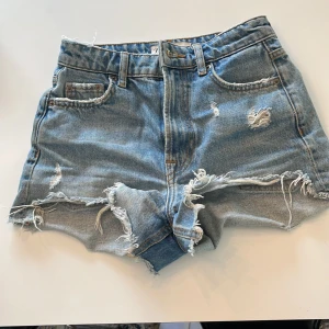 Jeansshorts från Zara - Super fina jeans shorts från Zara. Säljer pågrund av att dem är för små. Sparsamt använda 