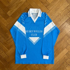 Vintage 90’s Husky Roller Club blue training shirt - Vintage 90’s Husky Roller Club blue training shirt Size XXL.                                                         Measurements:                                                    Shoulders 50cm Sleeves 60cm Armpits 54cm Length 74cm
