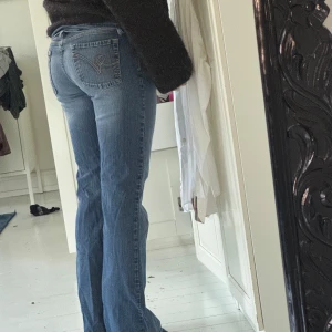 Jeans - Så snygga jeans! Utsvängda. Mått: midja 39cm, innerbenslängd 77cm