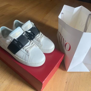 Valentino Garavani Open sneakers vit/svart - Hej! jag säljer mina snygga Valentino Garavani Open sneakers. Kommer med originalkartong, dustbag och påse. Perfekta för dig som gillar Grisch/stockholm stilen. Priset kan diskuteras!