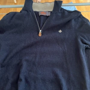 Mörkblå merinoullströja Morris S - Snygg mörkblå tröja från Morris i 100% merinoull. Köpt på tre mark i Alingsås för 1200kr mitt pris 550kr