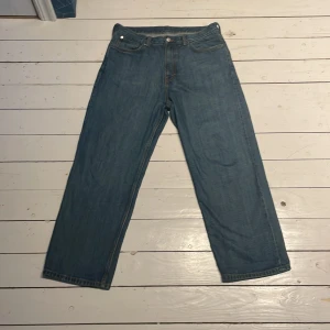 Blå galaxy loose fit jeans weekday  - Säljer ett par blå loose fit jeans och klassisk femficksdesign. Jeansen har normal midja och är tillverkade i denim med snygga kontrastsömmar. Perfekta för en avslappnad och stilren look. Ny pris 600 mitt pris 200 men går att förhandla vid snabbt köp. 