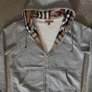 Burberry zip - Säljer en tvär fet Zip-tröja från burberry som bara används fåtal gånger, men några tänder från dragkedjan har tyvärr gått av vilket gör att man får vara lite försiktig när man använder den. Hör gärna av er vid funderingar, Mvh.