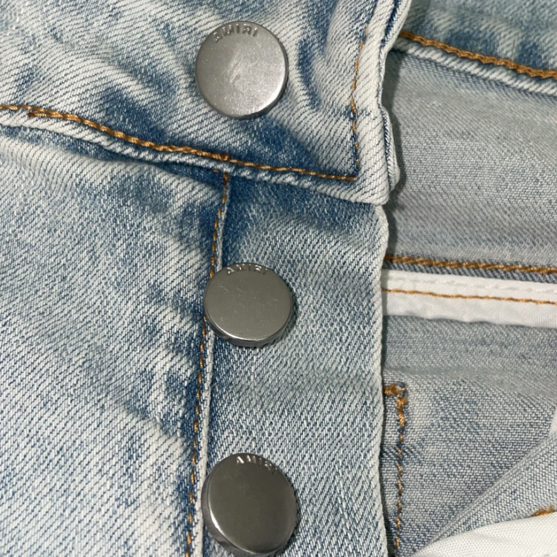 Ljusblå slitna jeans från Amiri - 4