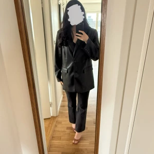 Svart oversized kavaj i skinnimitation från NA-KD - Säljer en svart oversized kavaj i skinnimitation (PU) från NA-KD. Kavajen har klassisk krage, två knappar framtill och fickdetaljer. Perfekt för en utekväll :) Kavajen är oversize strl 38, det vill säga att den är designad att vara oversize. Endast använt 3-4 ggr.