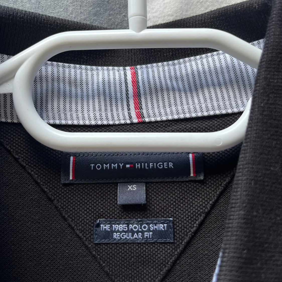 Svart pikétröja från Tommy Hilfiger - 2