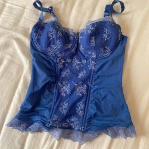 Korsett bh  - Fin korsett-bh/ bralette. Ljusare i verkligheten än vad den är på bild🩵💙skulle gissa på kupa B70/75 lite osäker på exakt. Oanvänd. 
