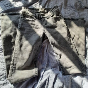 Grå jeans Från ginatricot - Snygga grå jeans från Perfect Jeans med fleard ben och coola bakfickor med lock och knapp. Klassisk femficksmodell och normal passform. Jeansen har en ljusgrå tvätt och är tillverkade i mjukt denimtyg. Perfekta till en avslappnad streetstil. SÄLJER FLER JEANS!!!!!!❤️❤️❤️