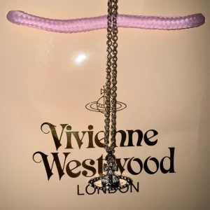  Vivienne Westwood halsband  - Vivienne Westwood halsband med det klassiska orb-hänget. Kommer med originalpåse och ask. Helt ny då jag fick det som present!!