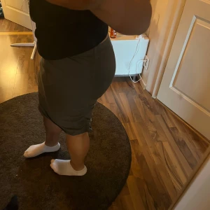 Mörkgrön tight kjol - Säljer en fina tajt kjol i st L, sjukt fin och bekväm ❤️