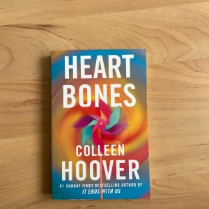 Heart Bones - En somrig och modern roman av Colleen Hoover, perfekt för unga vuxna. Passar dig som gillar att läsa om kärlek med inslag av sommarkänslor. 