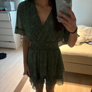 Volang klänning  - Grön mönstrad volang klänning från Zara i storlek S