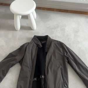 Bomber jacka från Oscar Jacobsson - Säljer min brors bomber jacka från Oscar Jakobsson i storlek 50 alltså M/L i väldigt fint skick 