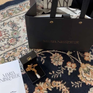 Halsband  - Jätte fint halsband från Maria Nilsdotter det är i mycket bra skick❤️