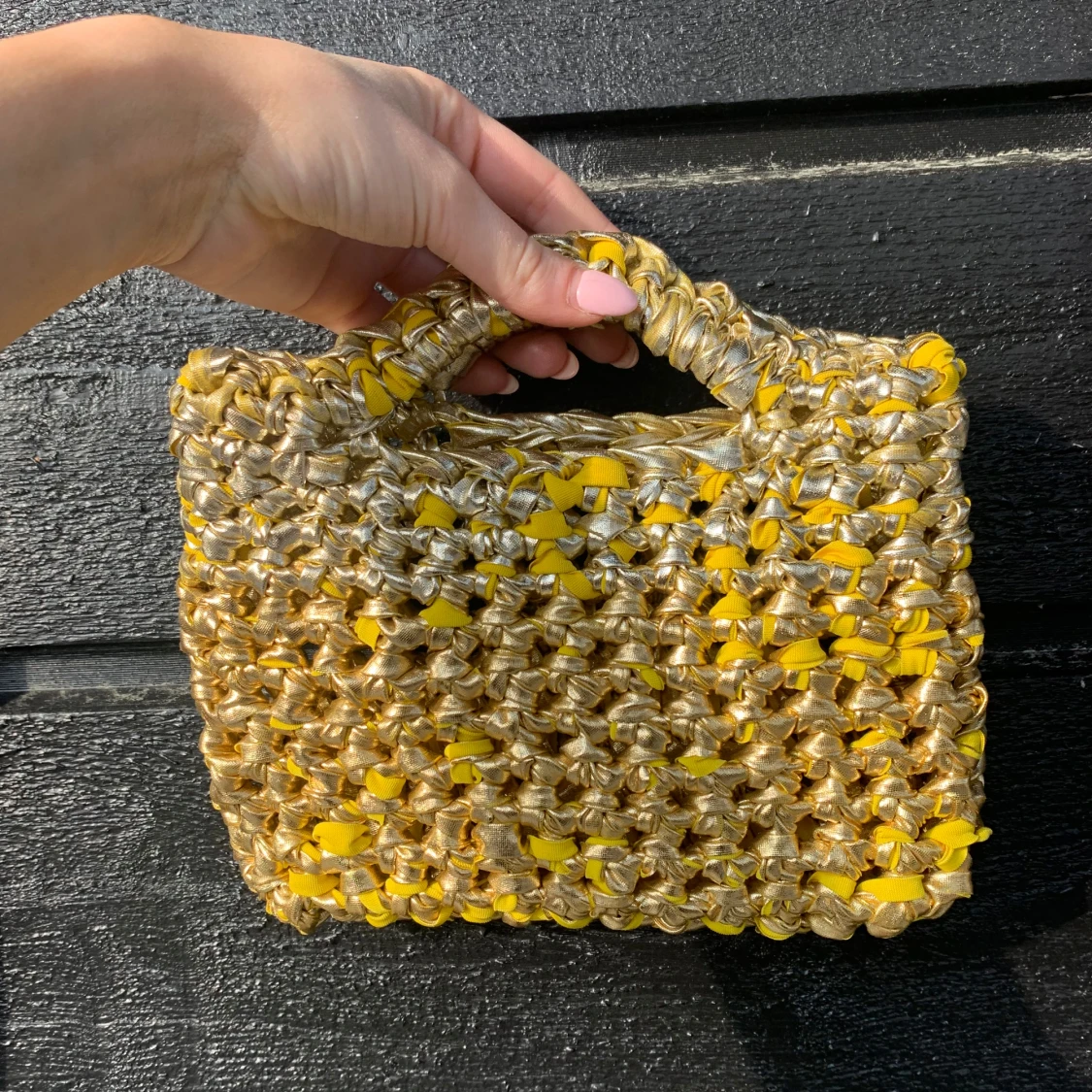 Guldig handväska med flätad look - 2