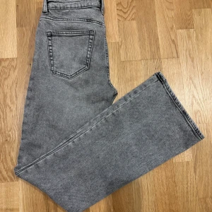 Grå bootcut jeans från 157 - Snygga grå jeans från 157 i modellen Low Boot. Byxorna har klassisk femficksdesign, låg midja och bootcut-ben. Tillverkade i mjukt jeanstyg med en tvättad grå nyans som ger en cool vibe. Perfekta för dig som gillar en avslappnad men trendig look. Säljer då de inte används!❤️