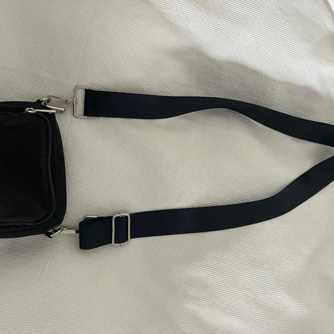 Svart axelväska med bred rem