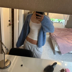 Supermysig blå stickad kofta från Lindex - Supermysig blå stickad kofta från Lindex. Koftan är i bra skick och du kan både klä upp och ner den. Den är fluffig och mjuk, vilket gör den extra skön under kyliga dagar. Jag brukar ha på mig den för att mysa runt hemma men kan även ha i skolan.💗