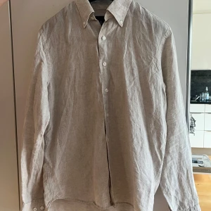  Linneskjorta Oscar Jacobson - Snygg beige linneskjorta från Oscar Jacobson, storlek S. Perfekt till sommaren🌟🤩