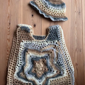 Handvirkad väst och hatt - En väst med en stjärna fram och matchande hatt virkade av mig. Passar nog de flesta med sitter perfekt på mig som har M/L. Väst : 250kr Hatt: 100kr eller båda för 300kr. 