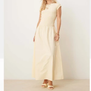 Gul klänning från asos - Superfin gul klänning från asos. Klänningen är aldrig använd och säljs då den var för liten och returtiden han gå ut 