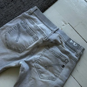 Ljusgråa Dondup George Jeans - Riktigt snygga Dondup jeans i George modell!♠️ | Storlek W31 Längd ungefär 32, står inte i jeansen men kan skicka mått! | Skicket på jeansen är nyskick, men de har blivit fixade vid skrevet, men man ser inget av det när man har på dem! | Nypris ≈ 3700kr | Skriv vid minsta fundering!🙏